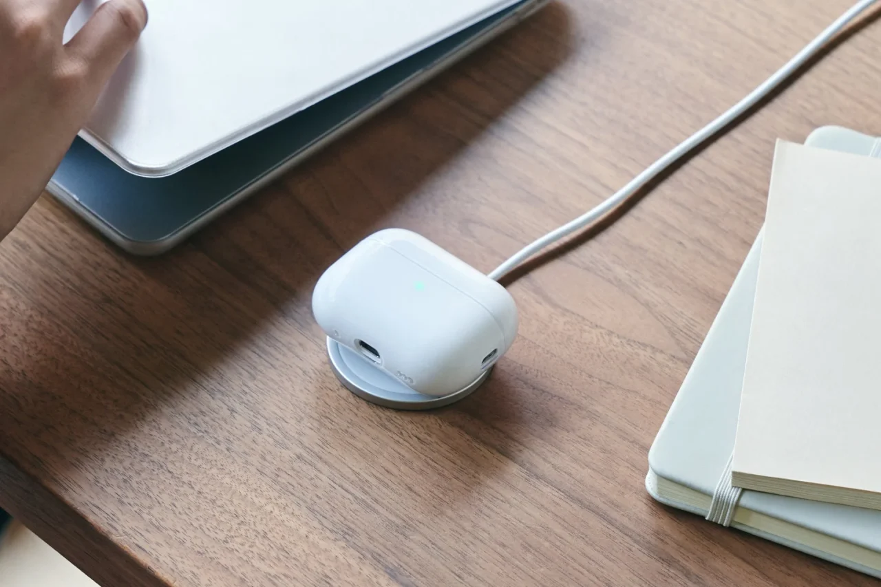 The Frost Air for AirPods装着のAirPodsを置き型ワイヤレス充電器で充電