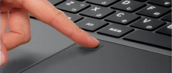 キーボード手前のタッチパッド上部の指紋認証センサーに指を置く様子