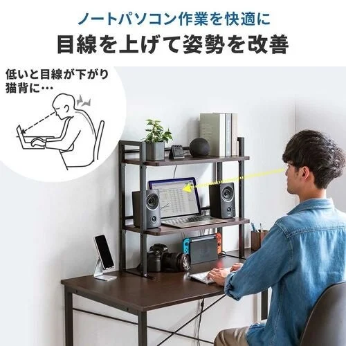 机上ラックの棚板にノートパソコンとスピーカーを置き、目線を上げて作業する様子