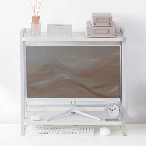 モニターを置いた白い2段の机上ラックと小物、時計、キーボード