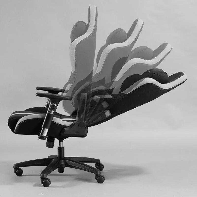 背もたれを倒していくリクライニングの動きを重ねて示すチェア