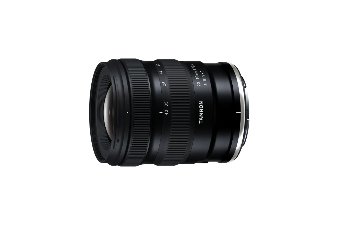 タムロン 20-40mm F/2.8 Di III VXD (Model A062) の黒い大口径標準ズームレンズ