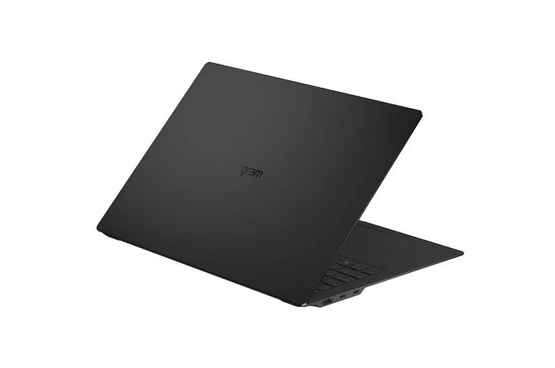 LG gram Pro 16の黒い天板を見せる背面側の斜め外観