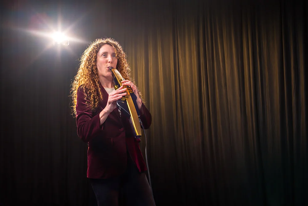 『Aerophone Pro Gold Limited Edition』を演奏する巻き髪の人物