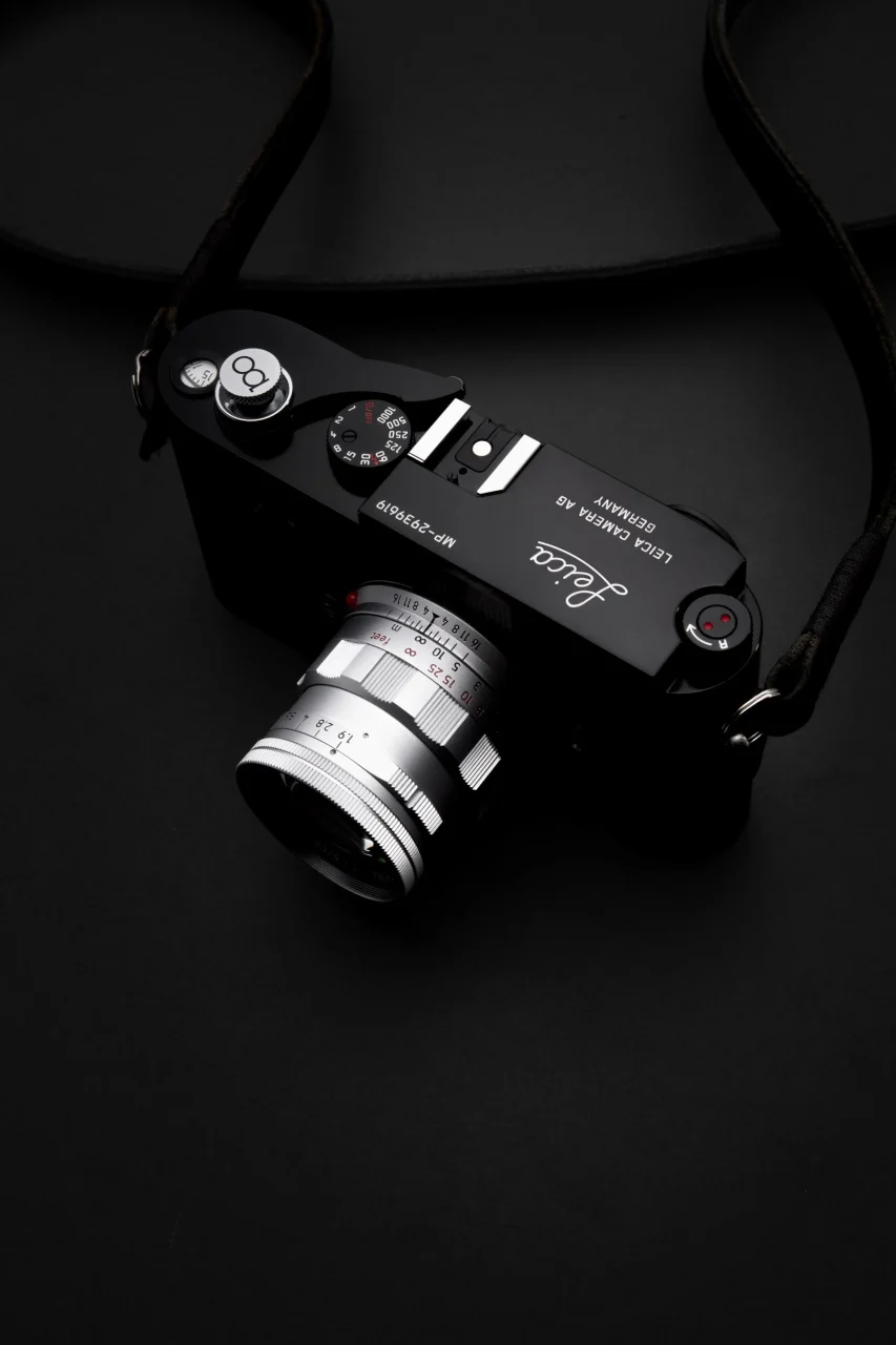 黒いライカのレンジファインダーカメラに装着されたシルバーの鏡筒のM 50mm f/1.9 Rigid-ZS6