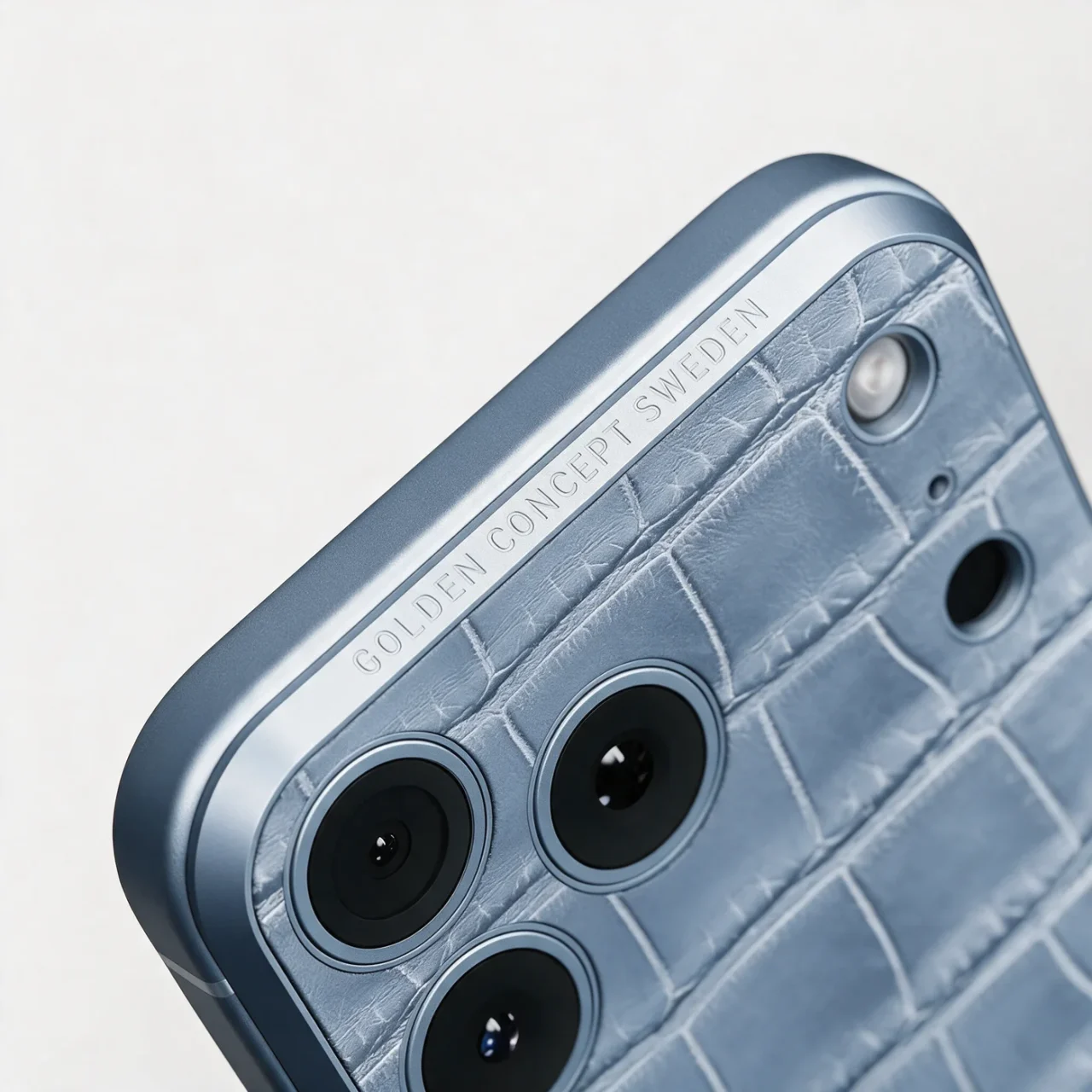 Croco Embossed Magnetic Shield、ライトブルーのクロコ型押しとフレームの刻印