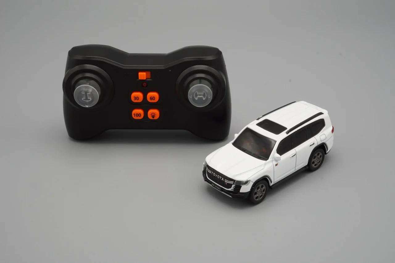 ミニカーR/C TOYOTA LAND CRUISER GR SPORTの白い車体と黒いコントローラー