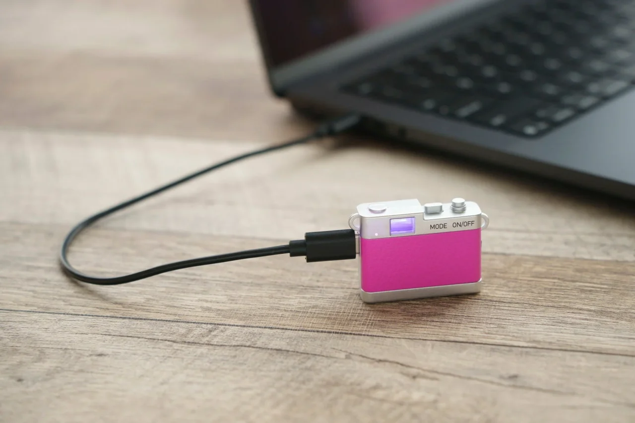 USBケーブルでノートパソコンにつないだピンクの超小型トイカメラ