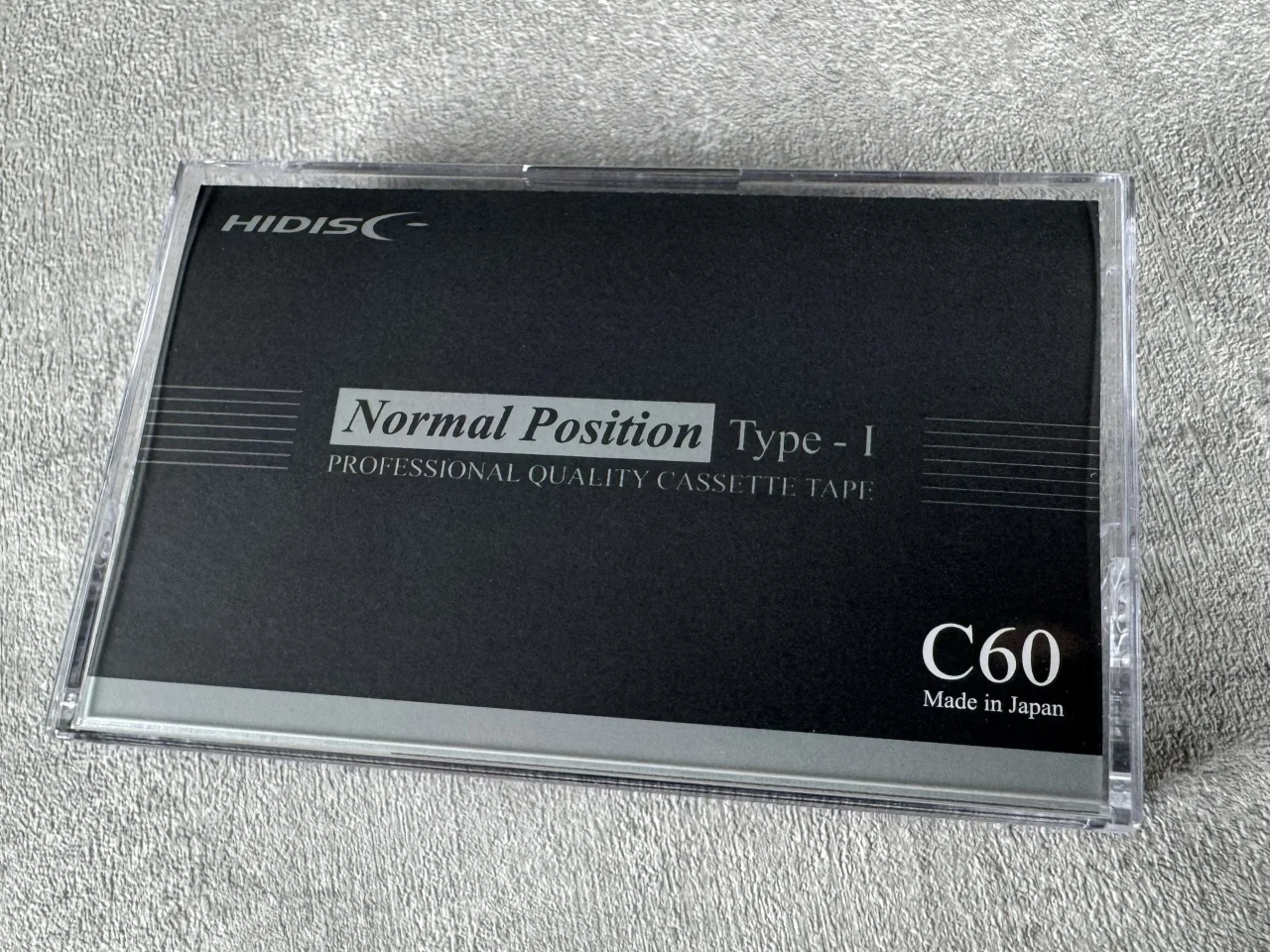 Normal Position/Type-Ⅰ カセットテープ、黒地に銀のインデックスカード