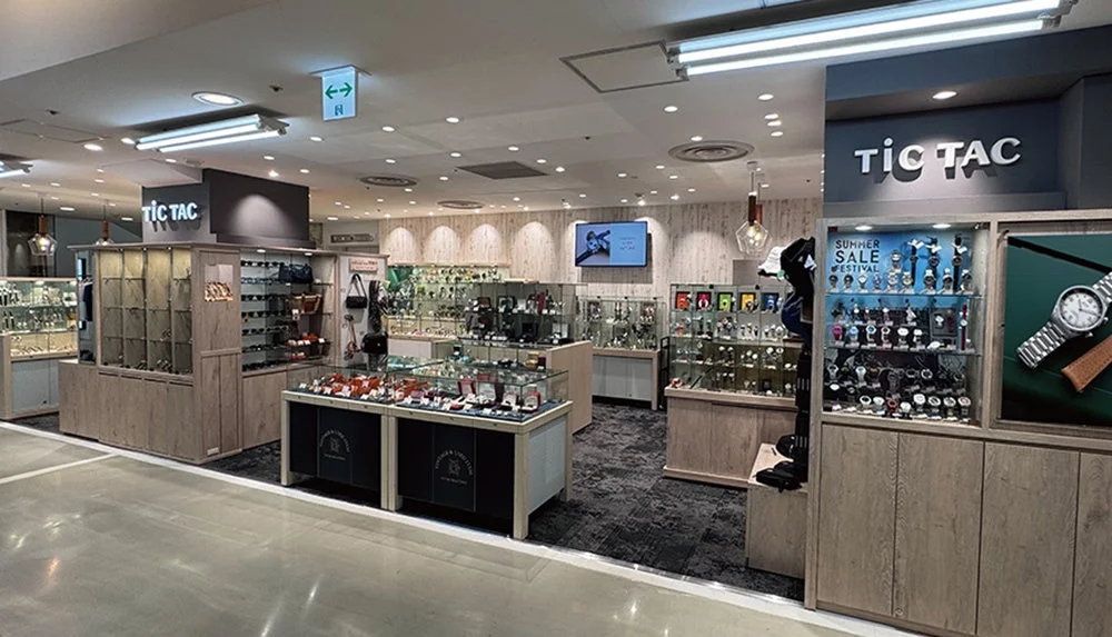 TiCTAC池袋パルコ店の店内。TIC TACの看板と腕時計のショーケースが並ぶ