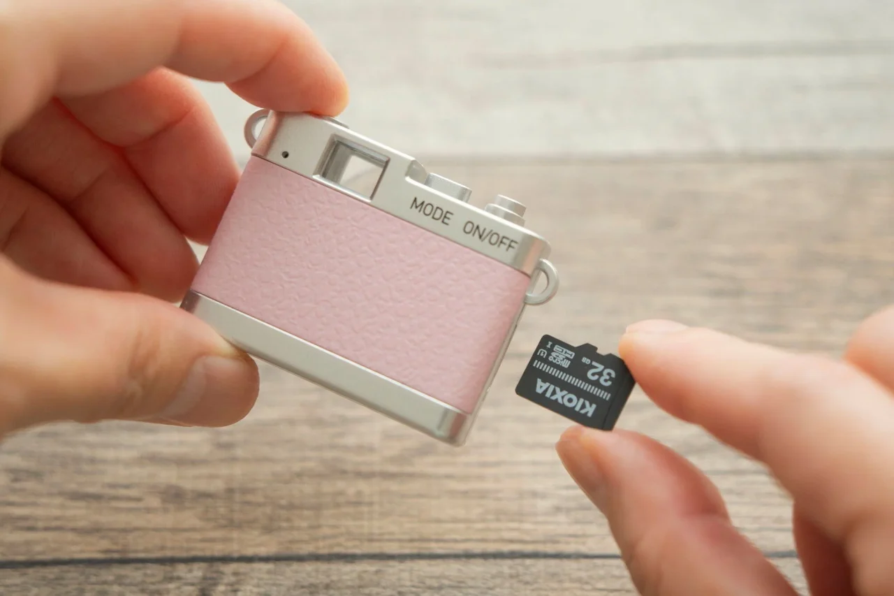 トイカメラ Pieni IIIのピンクの本体と、保存用microSDカード