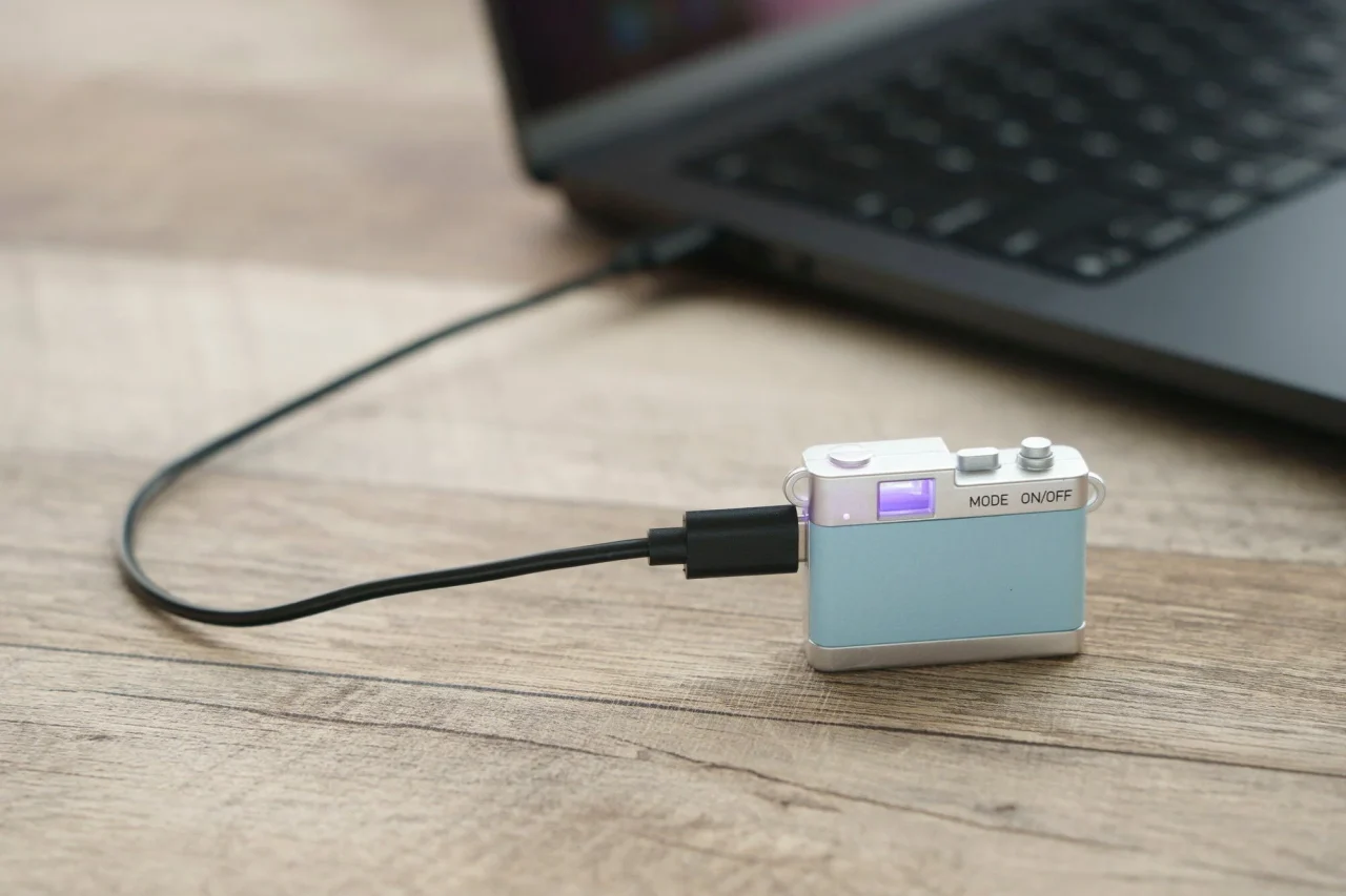 トイカメラ Pieni III（ソーダ）にUSBケーブルを接続しパソコンにつないだ様子