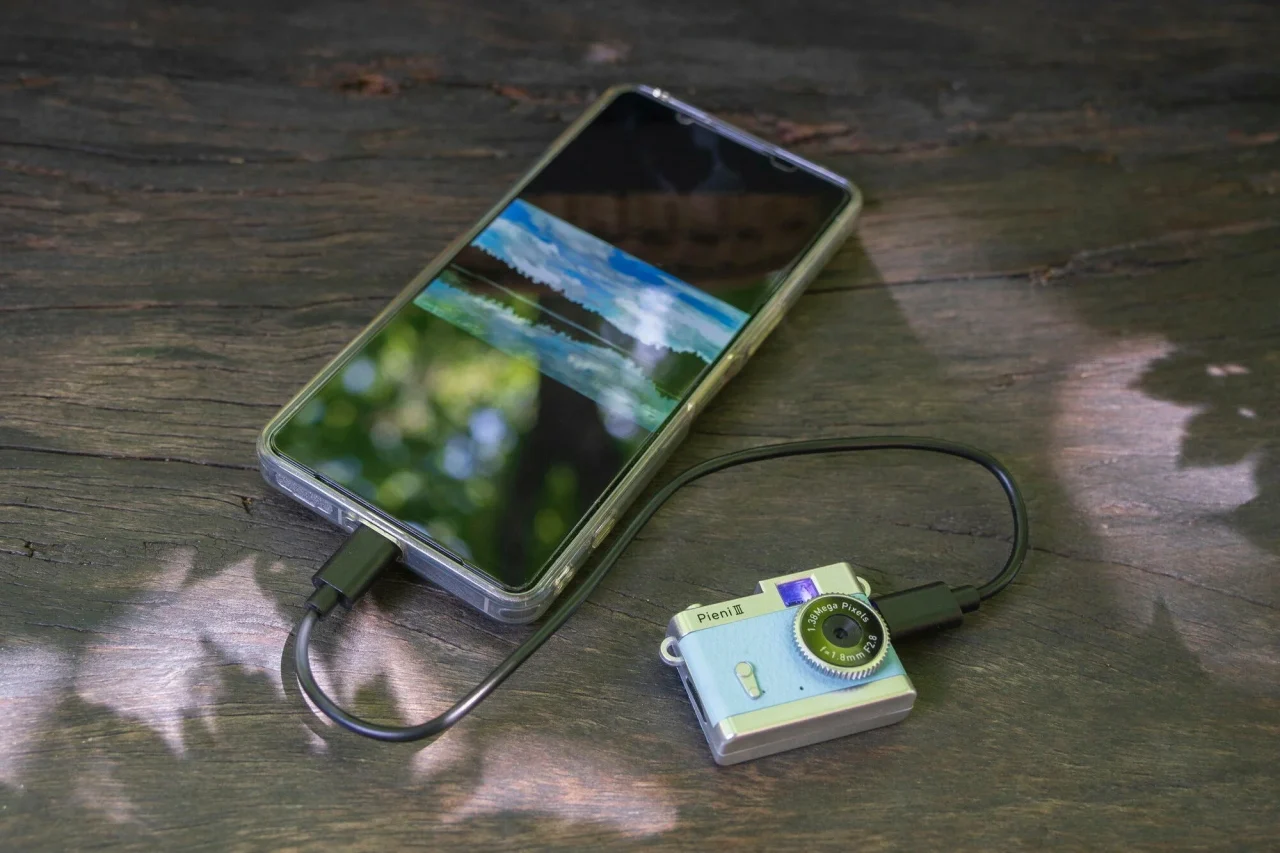 Pieni IIIとスマートフォンをUSBケーブルでつないだ様子