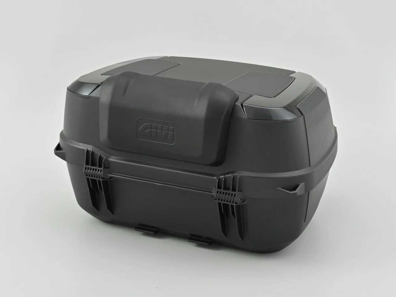 GIVI B45+ 未塗装ブラック（ブラックパネル）の背面とバッグレスト