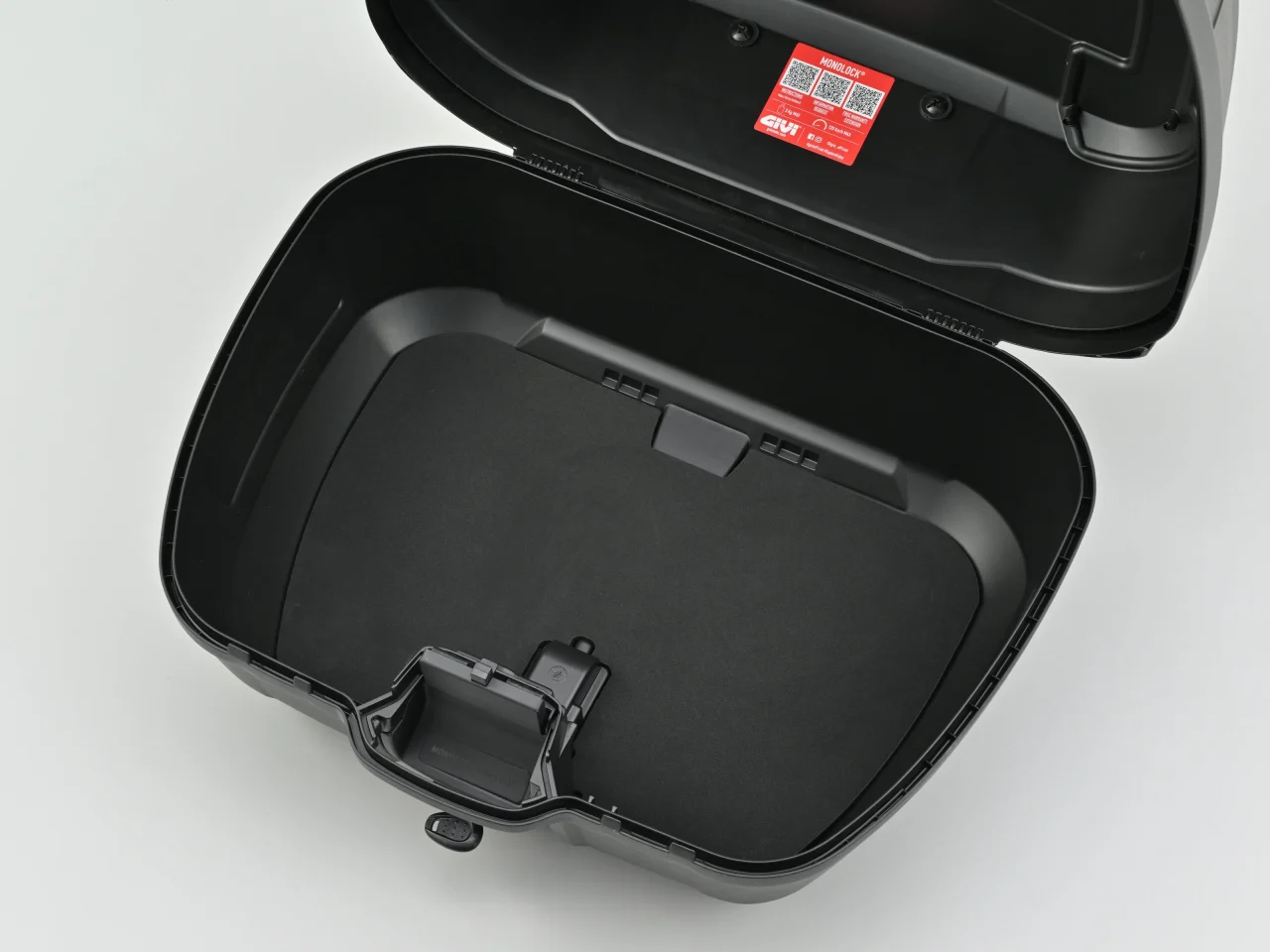 GIVI B45+のインナーボトムマットを敷いた黒い箱の内部