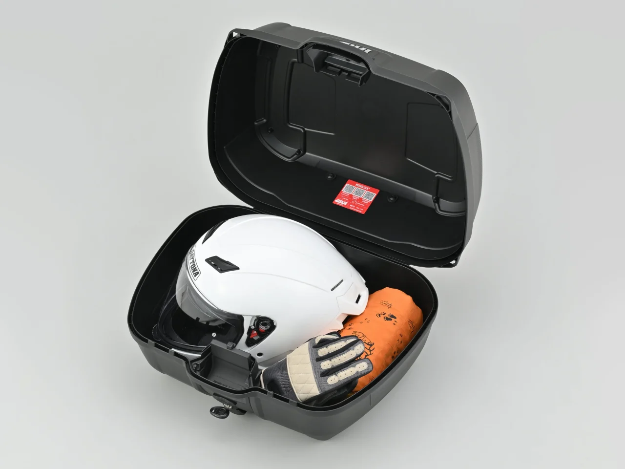 GIVI B45+ 未塗装ブラック（ブラックパネル）の荷物収納例。ヘルメットなどを収納