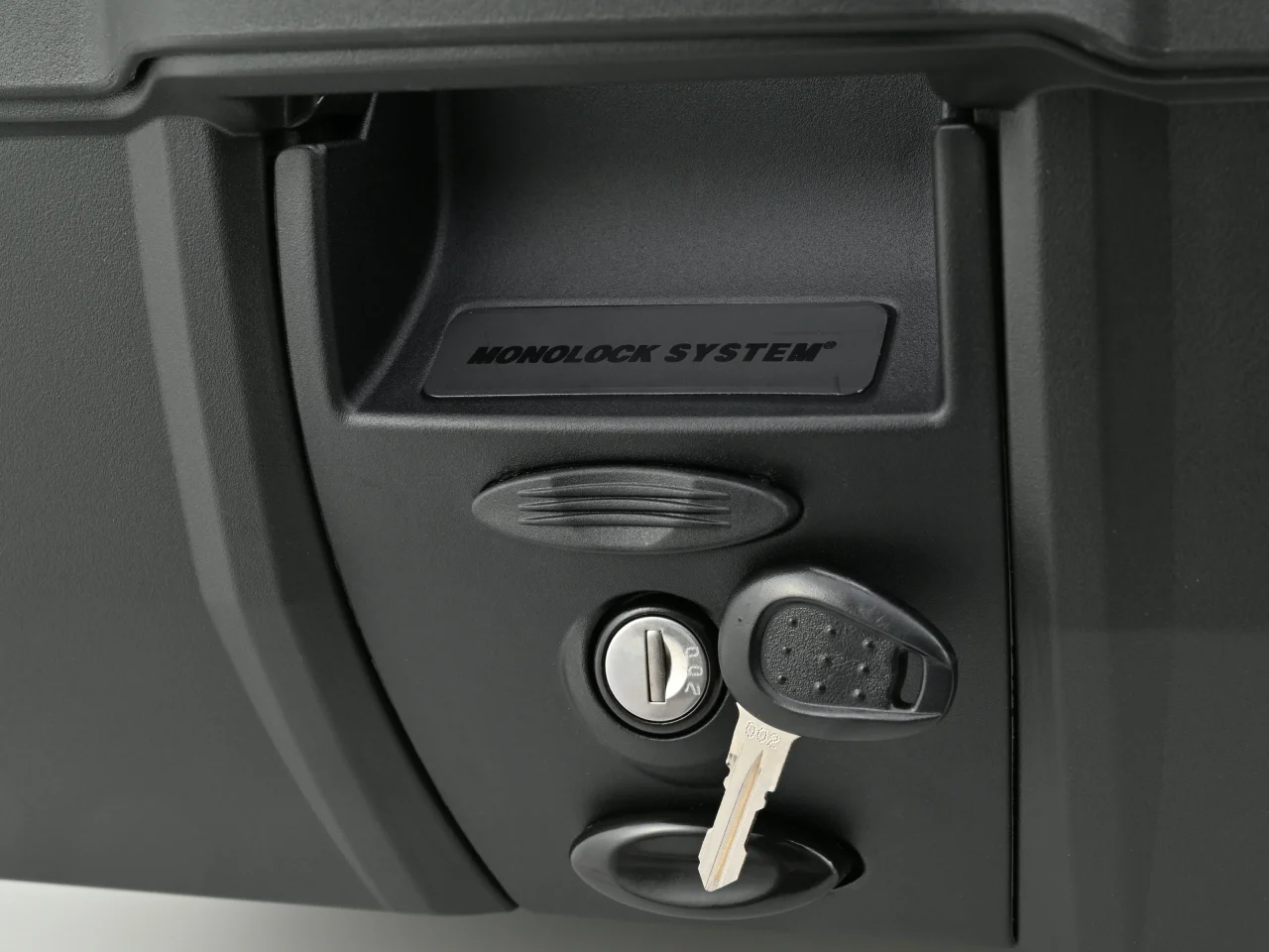 GIVI B45+のプッシュダウンクローズシステム部。MONOLOCK SYSTEM表記と鍵