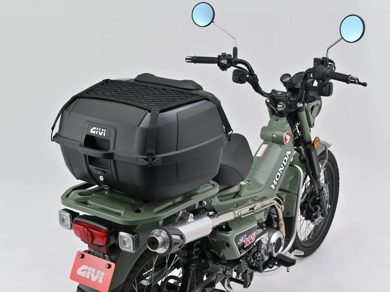 GIVI B45+ 未塗装ブラック（ブラックパネル）を荷台に積載した車両例