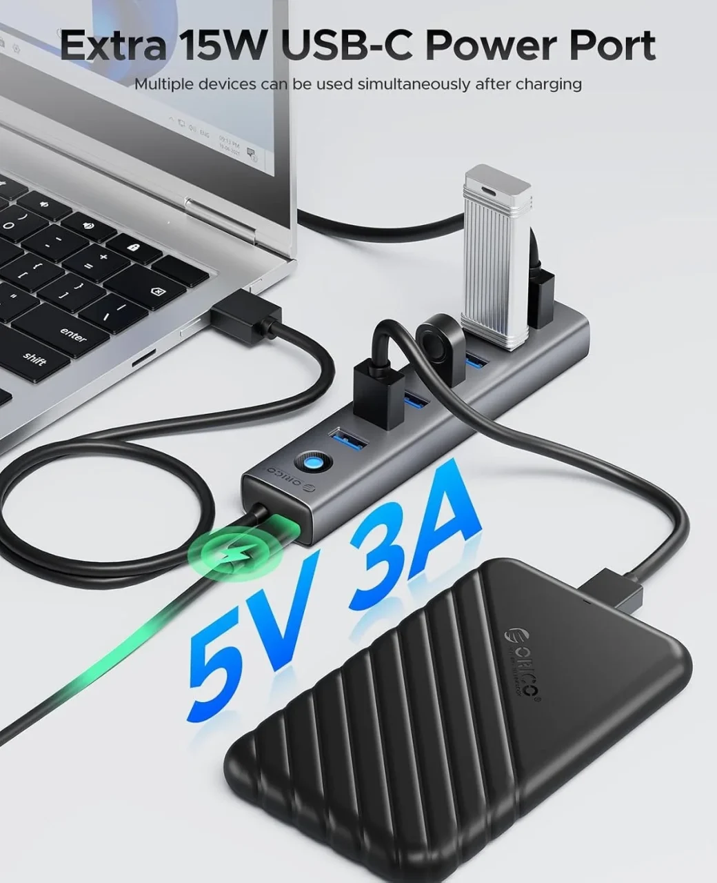 5V 3A Type-C電源ポートを備えた7ポートUSB 3.0ハブをノートPCと機器に接続した様子