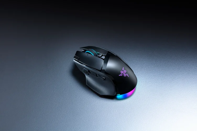 Razer Basilisk V4 Pro。下部が虹色に光る黒いエルゴノミックゲーミングマウス