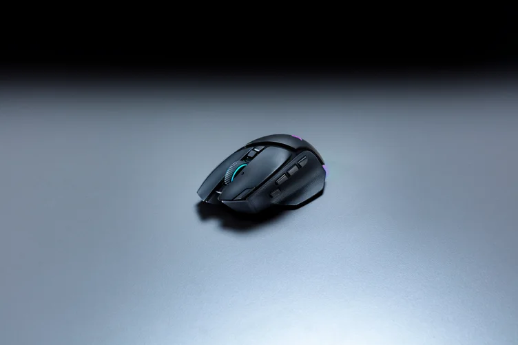 Razer Basilisk V4 Pro。机上に置かれた黒いエルゴノミックゲーミングマウス