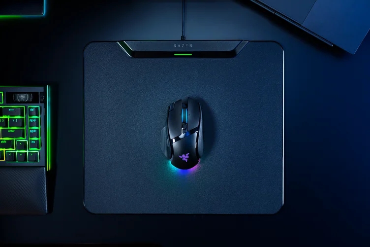 Razerのマウスパッド上で下面が虹色に光るゲーミングマウスとキーボード