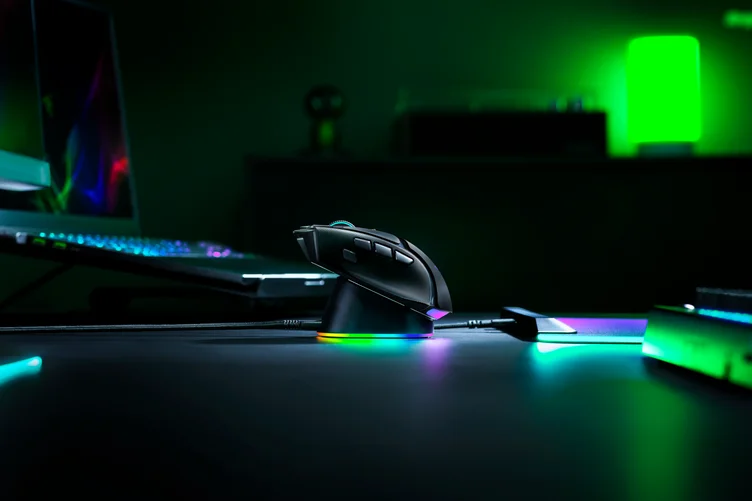 暗いデスク上でRGBに光るRazer Mouse Dock V2 Proに置かれた黒いマウス