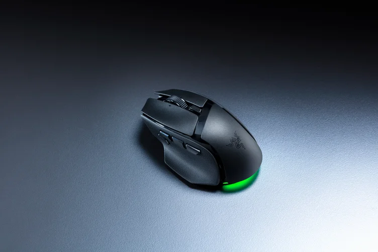 Razer Basilisk V4 HyperSpeed。緑に光る黒いエルゴノミックマウス