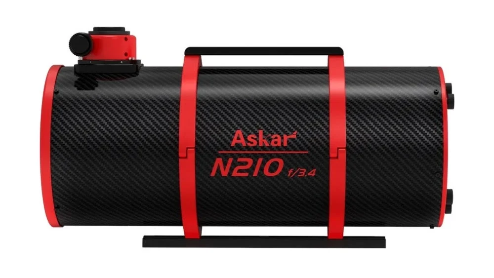 Askar N210 ニュートン式反射望遠鏡。黒いカーボン柄の鏡筒に赤い鏡筒バンドとハンドル