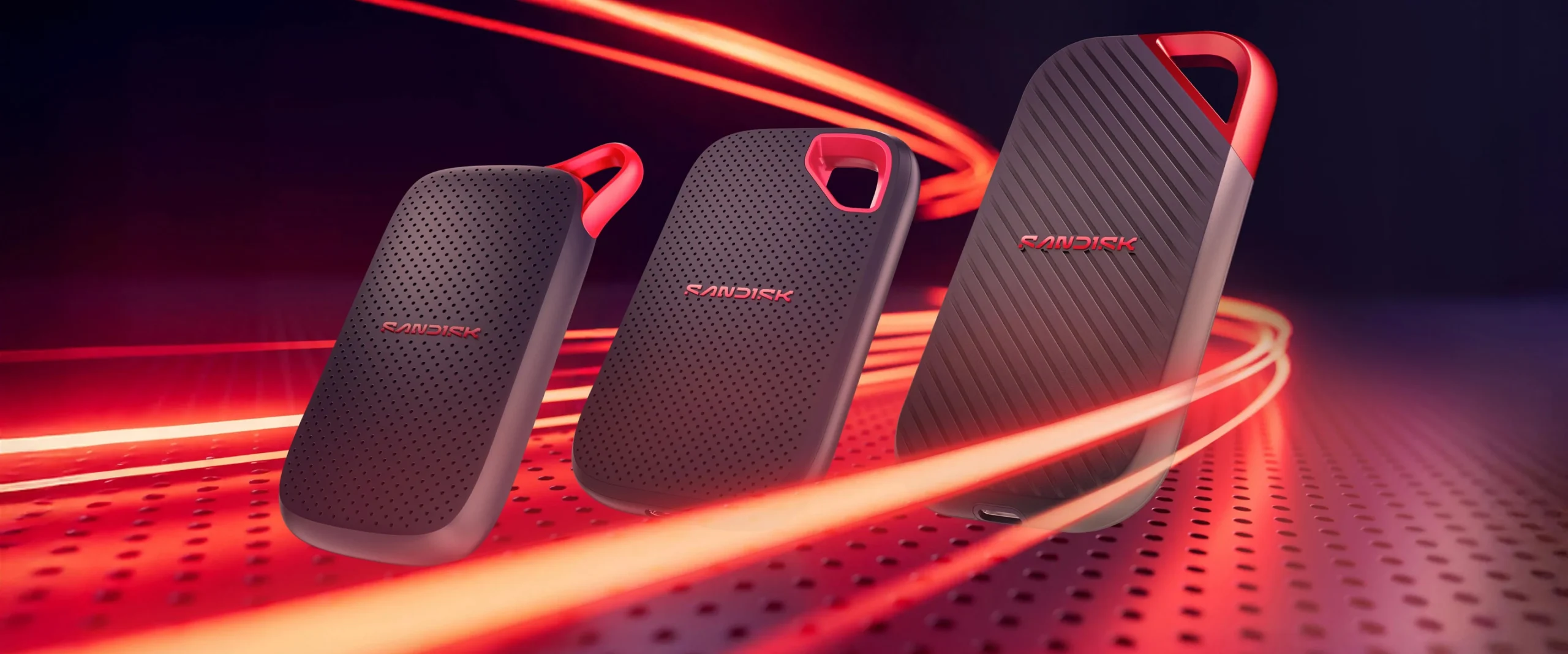 SANDISK® Portable SSD ポートフォリオの3機種が並ぶ赤い光の演出