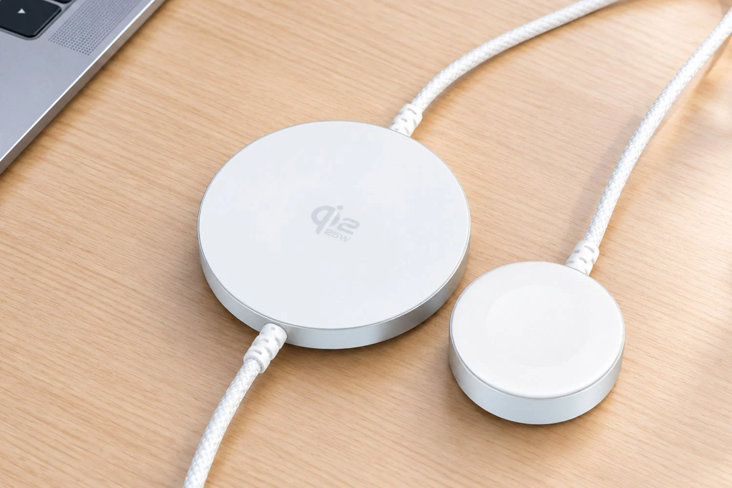 OWL-MW07シリーズの白いQi2充電部とApple Watch充電部が白いケーブルでつながる