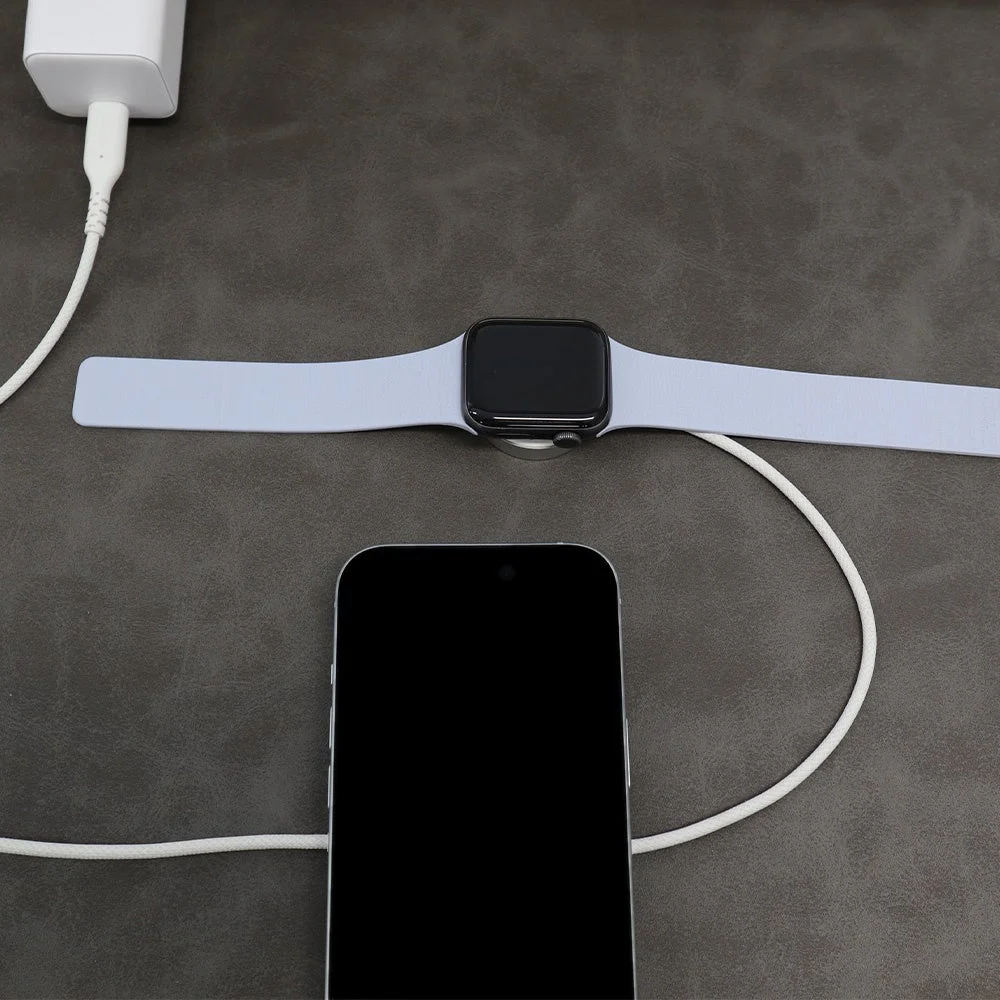 スマートフォンとApple Watchを1本のケーブルで同時充電している様子