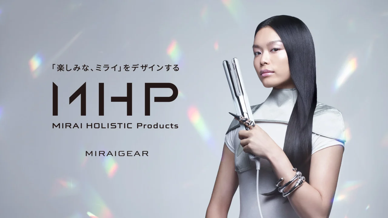 MIRAI HOLISTIC Productsの告知ビジュアル。ヘアアイロンを持つ長い黒髪の女性とMHPロゴ