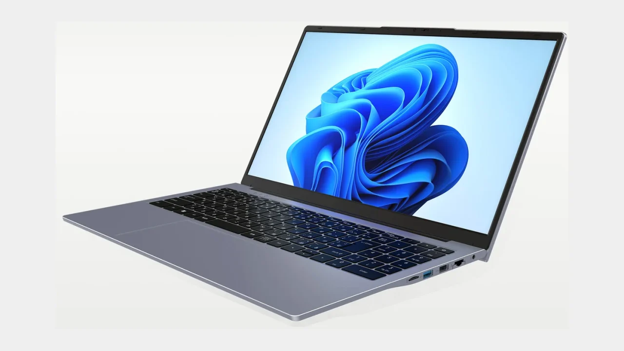 新品ノートPC。青い花模様の壁紙を表示した開いた状態の銀灰色ノート