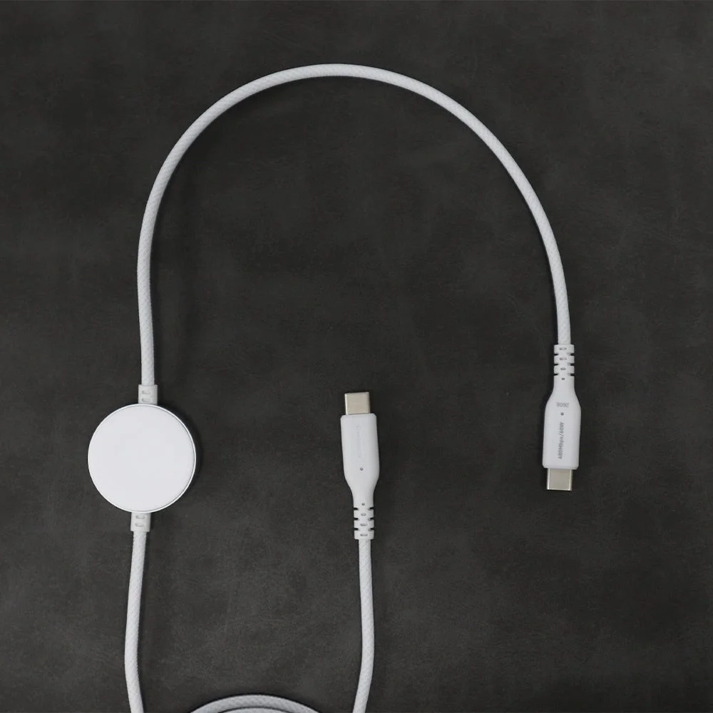 Apple Watch充電器一体型のUSB Type-Cケーブルを黒い背景に置いた様子