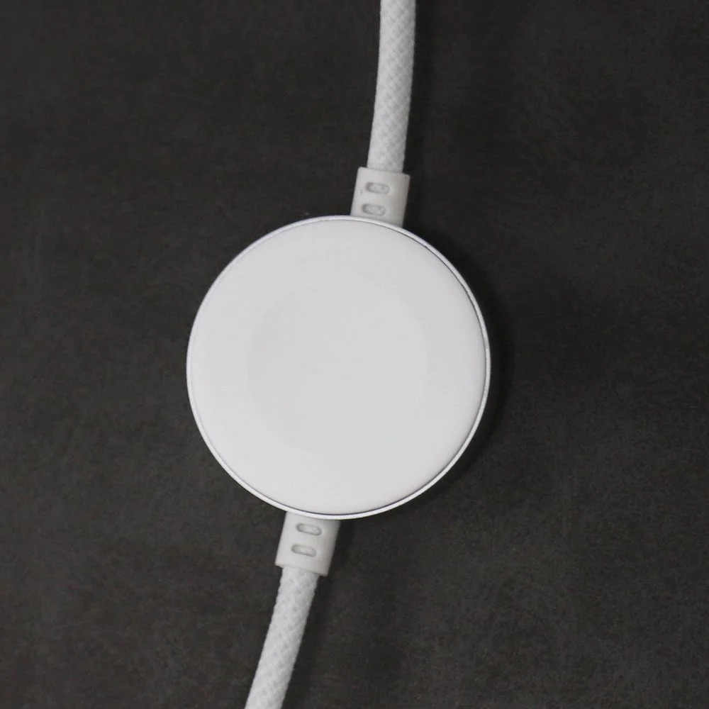 ケーブルに一体化されたApple Watch充電部分の白い円形パッド