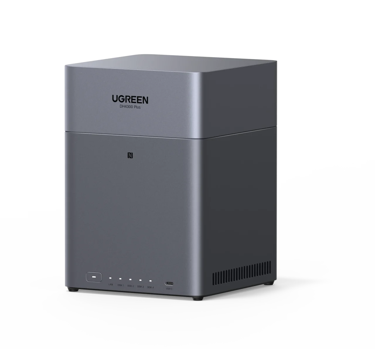 UGREEN NASync DH4300 Plus の正面斜め。グレーの四角い筐体とNFCマーク