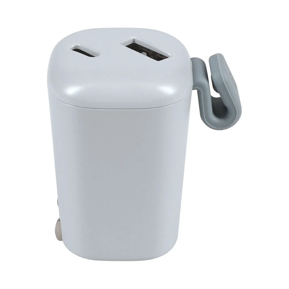 Easy Charger ブルーグレー。斜めに並ぶUSBポートを備えた丸みのある充電器