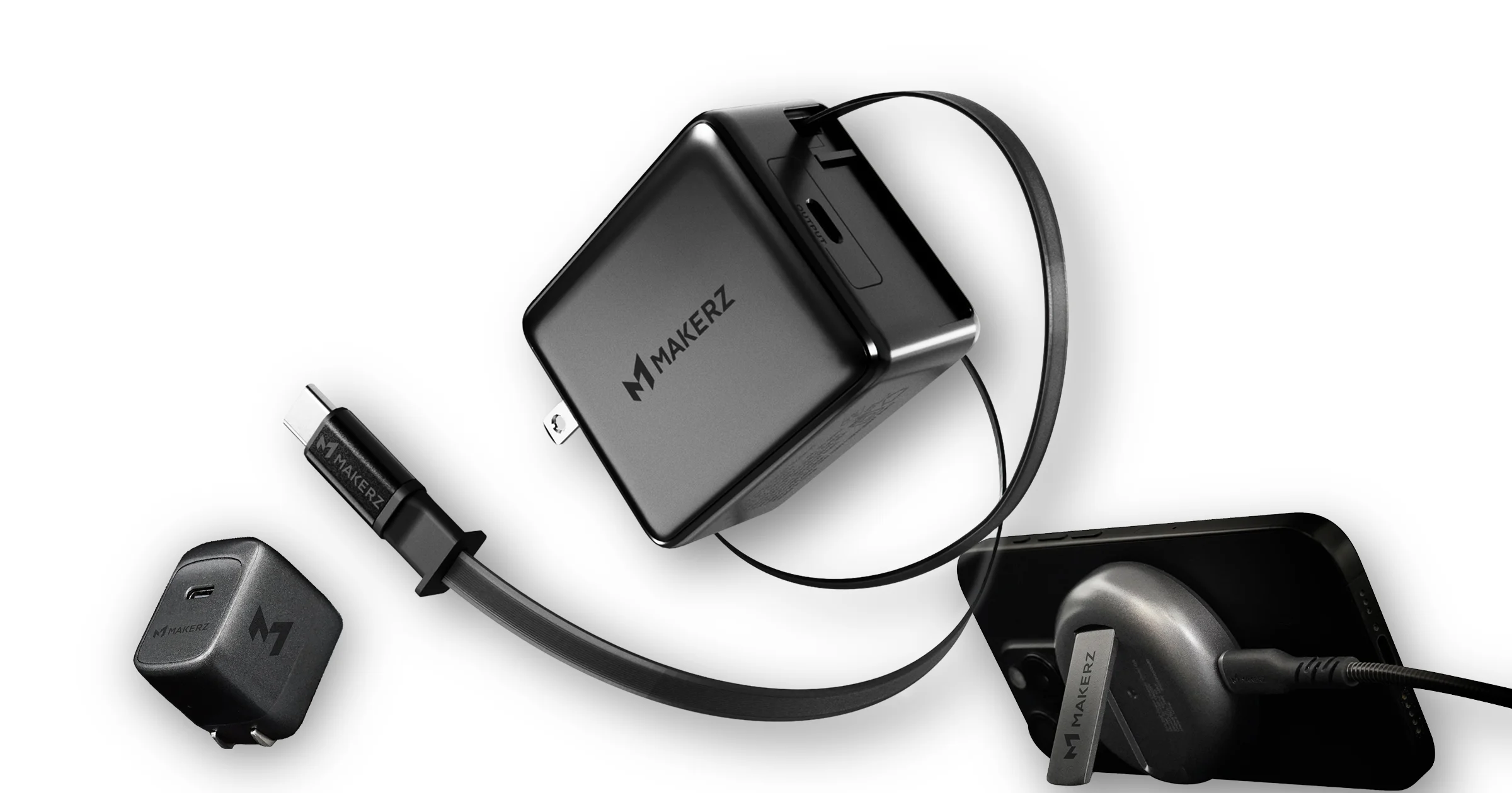 MAKERZロゴ入りの黒い充電器3種。巻取りケーブル内蔵型、小型型、スマホ用スタンド型