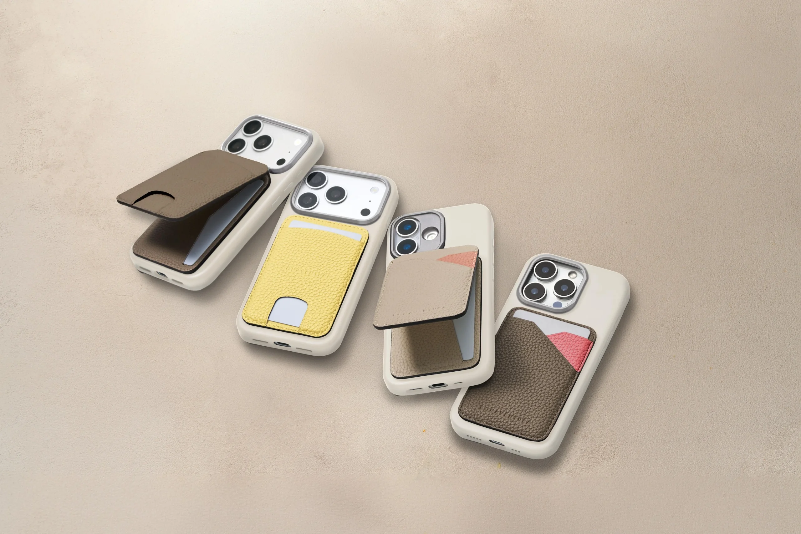 BONAVENTURAのマグネット カードケースを装着した4台のiPhone