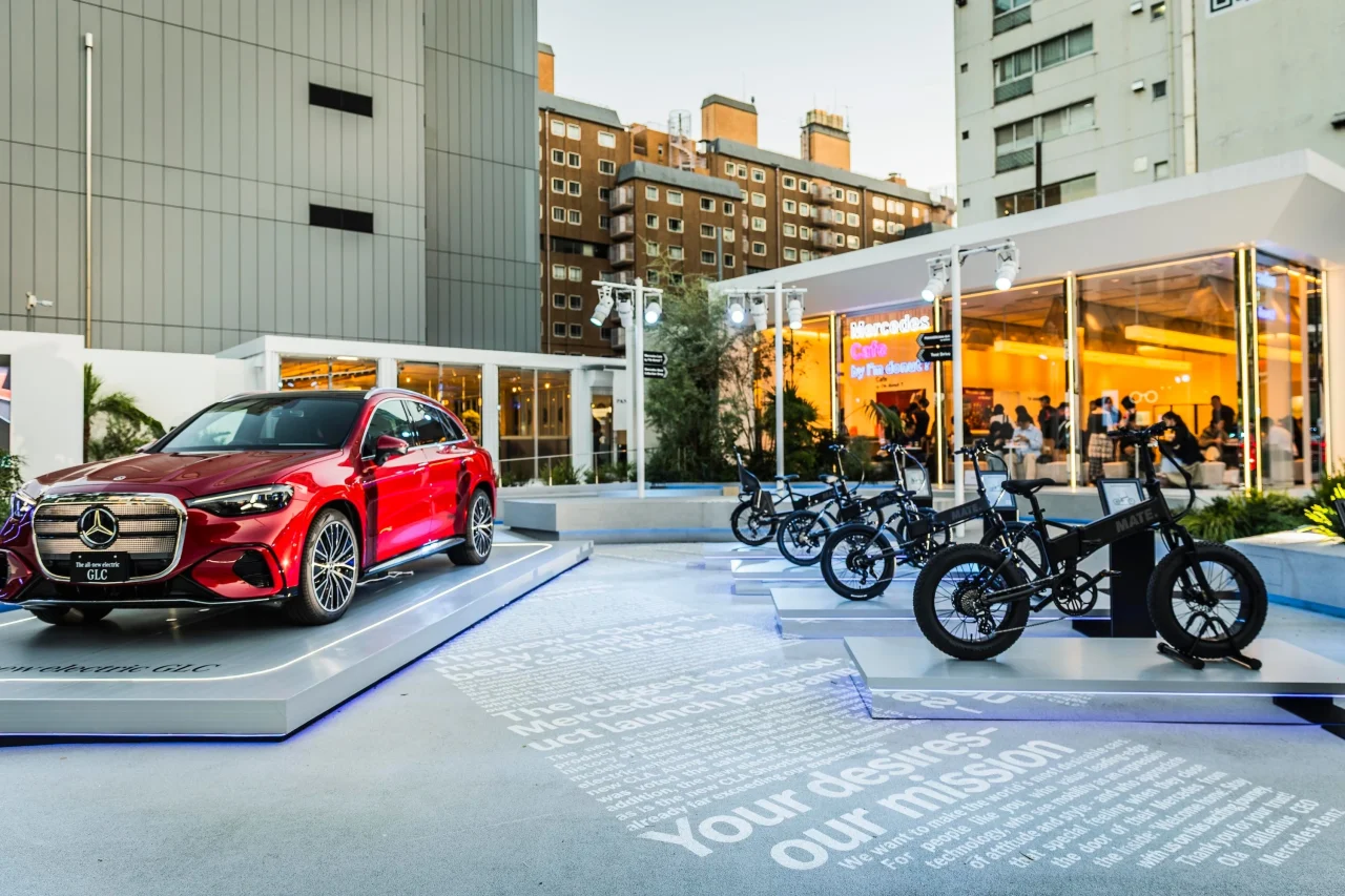 Mercedes-Benz STUDIO TOKYOの赤い車とMATE.BIKEの展示