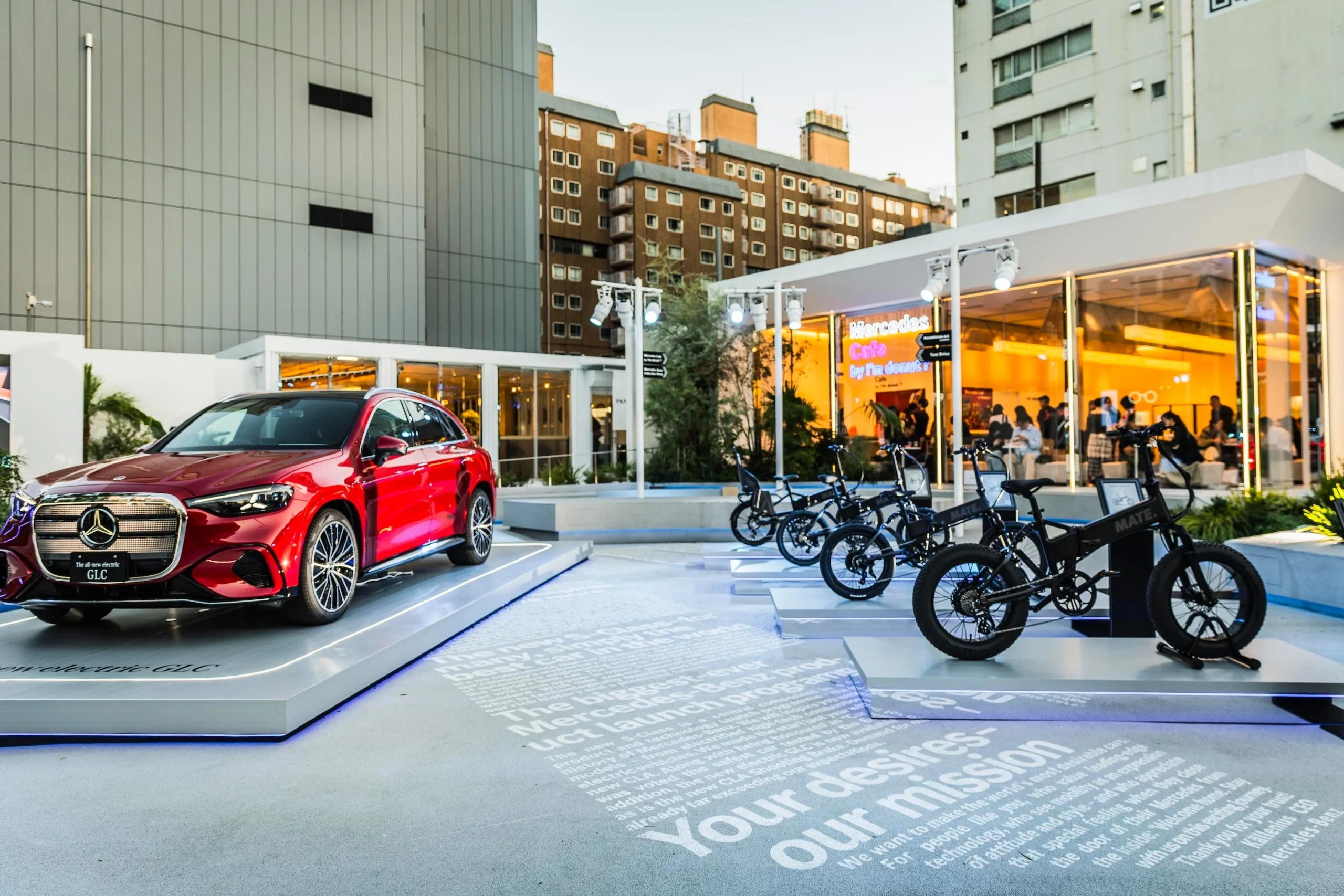 Mercedes-Benz STUDIO TOKYOの赤い車とMATE.BIKEの展示