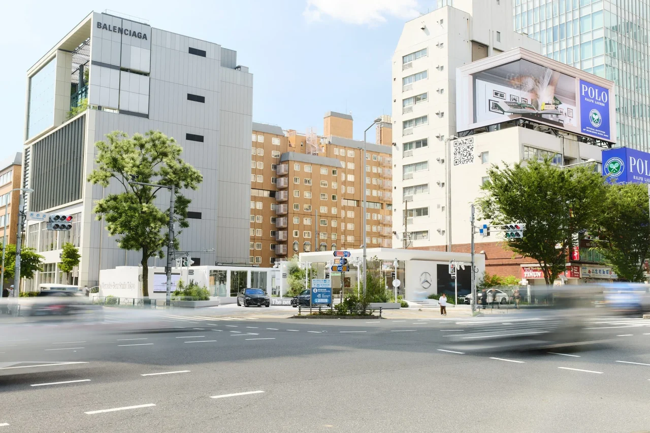 Mercedes-Benz STUDIO TOKYOがある表参道の交差点と周辺のビル