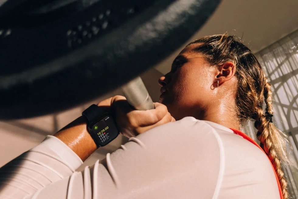 Apple Watch Series 12を手首に着けワークアウト中の汗をかいた女性