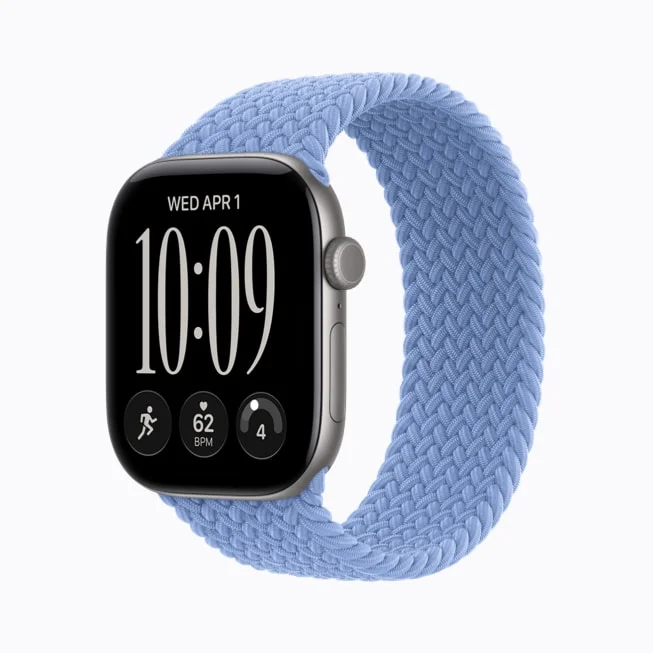 Apple Watch Series 12の水色の編み込みバンド装着例