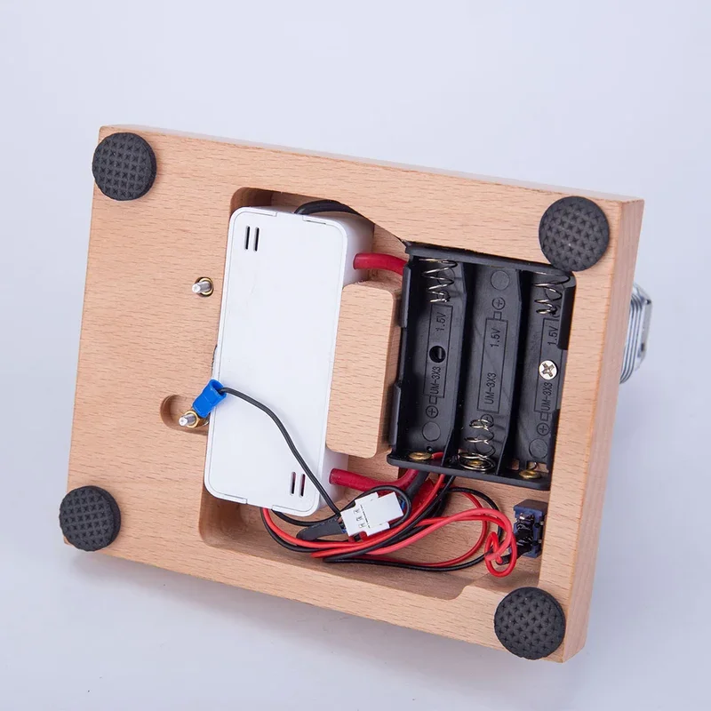 RETROL R30の木製ベース裏面。電池ボックスと配線、白い部品、ゴム脚が見える