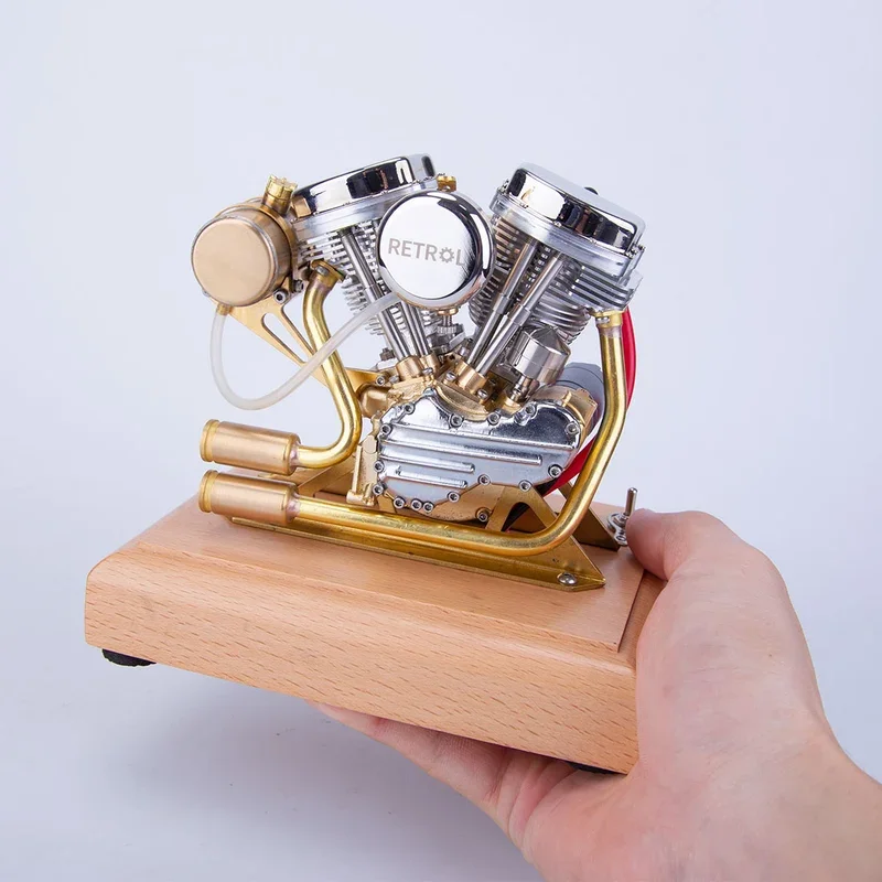 手のひらに載せたRETROL R30 4.2cc Panhead Vツイン、木製ベース付き