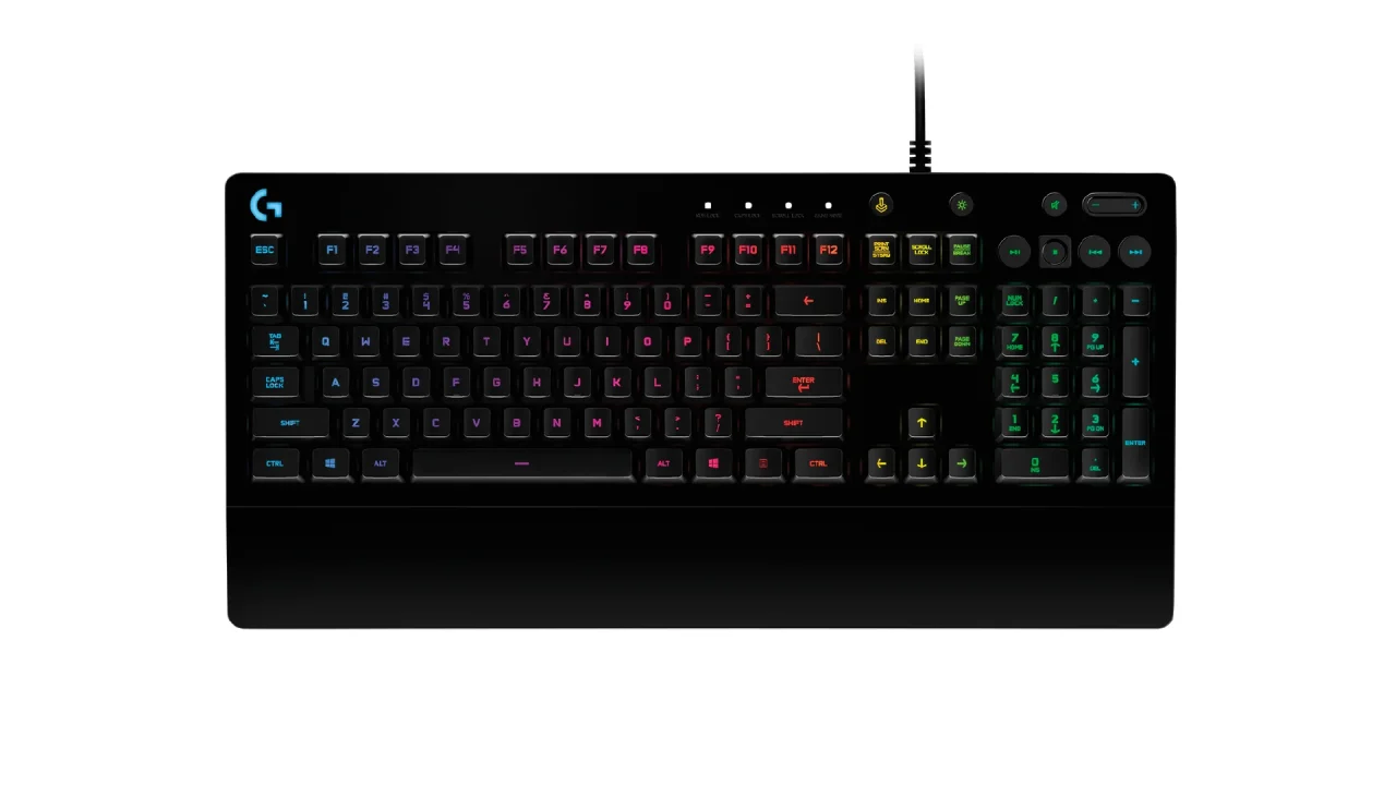 Logicool G213 有線ゲーミングキーボード。バックライト付きで手前にパームレストあり