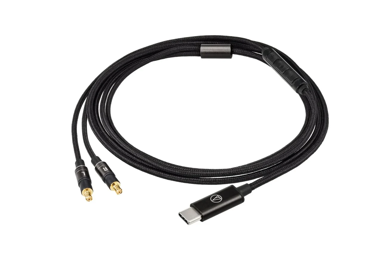 USB Type-C端子と2本のヘッドホン側コネクターを持つ黒い布巻きケーブル
