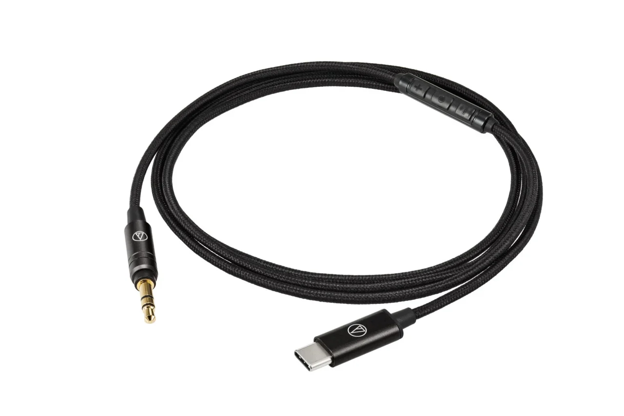 φ3.5mmプラグとUSB Type-Cプラグ、リモコン付きの黒い布巻きケーブル